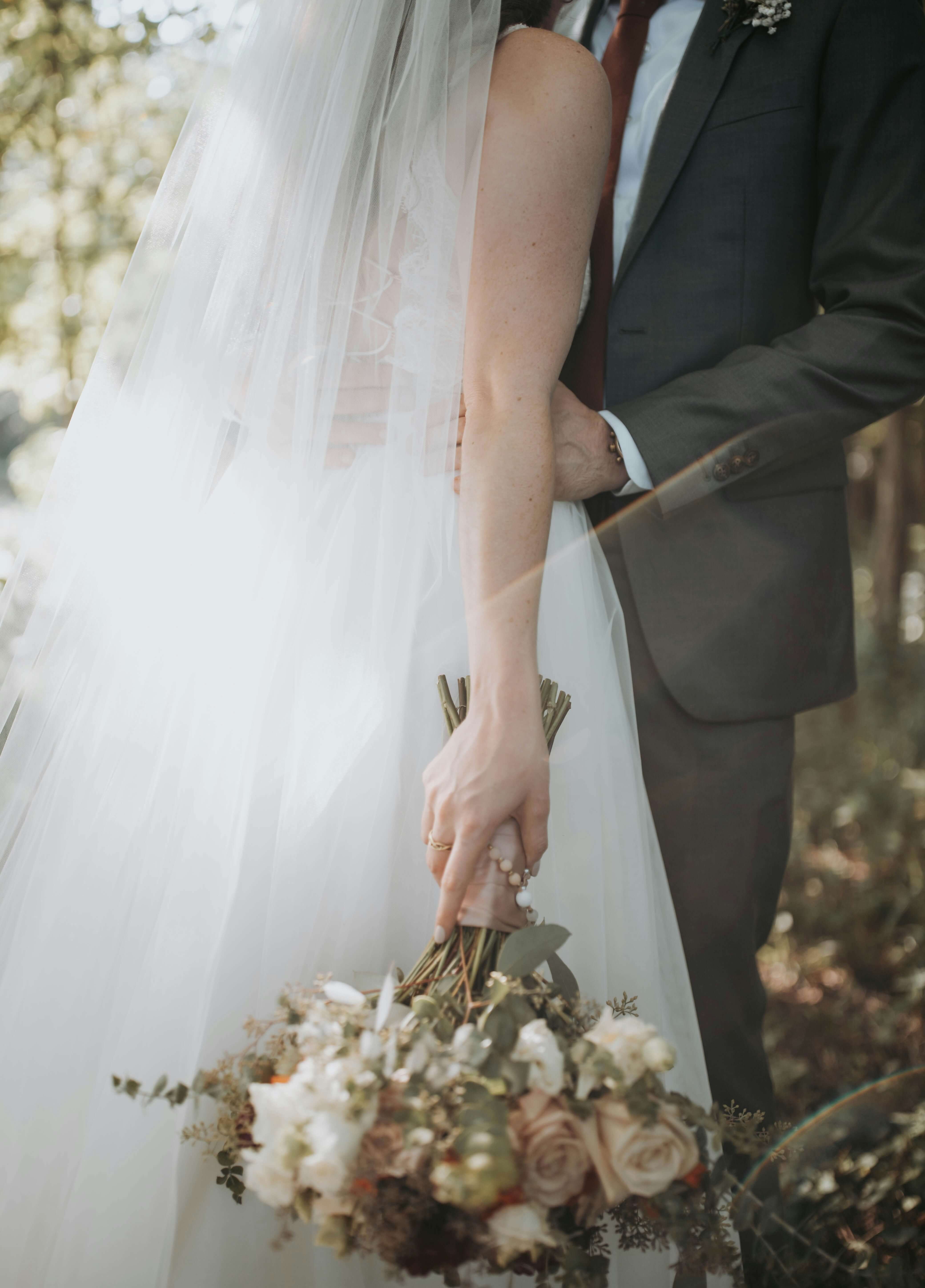 抱き合う花嫁と花婿