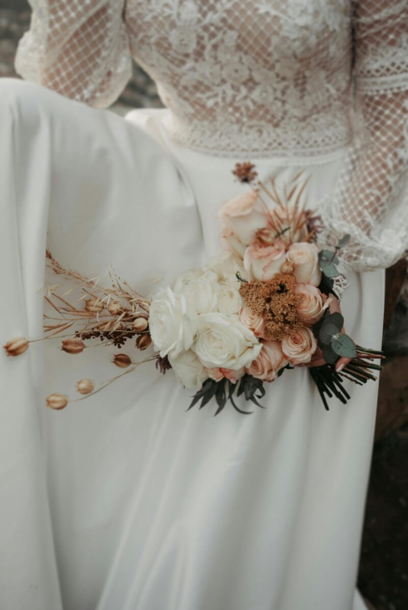 花束を持つ花嫁