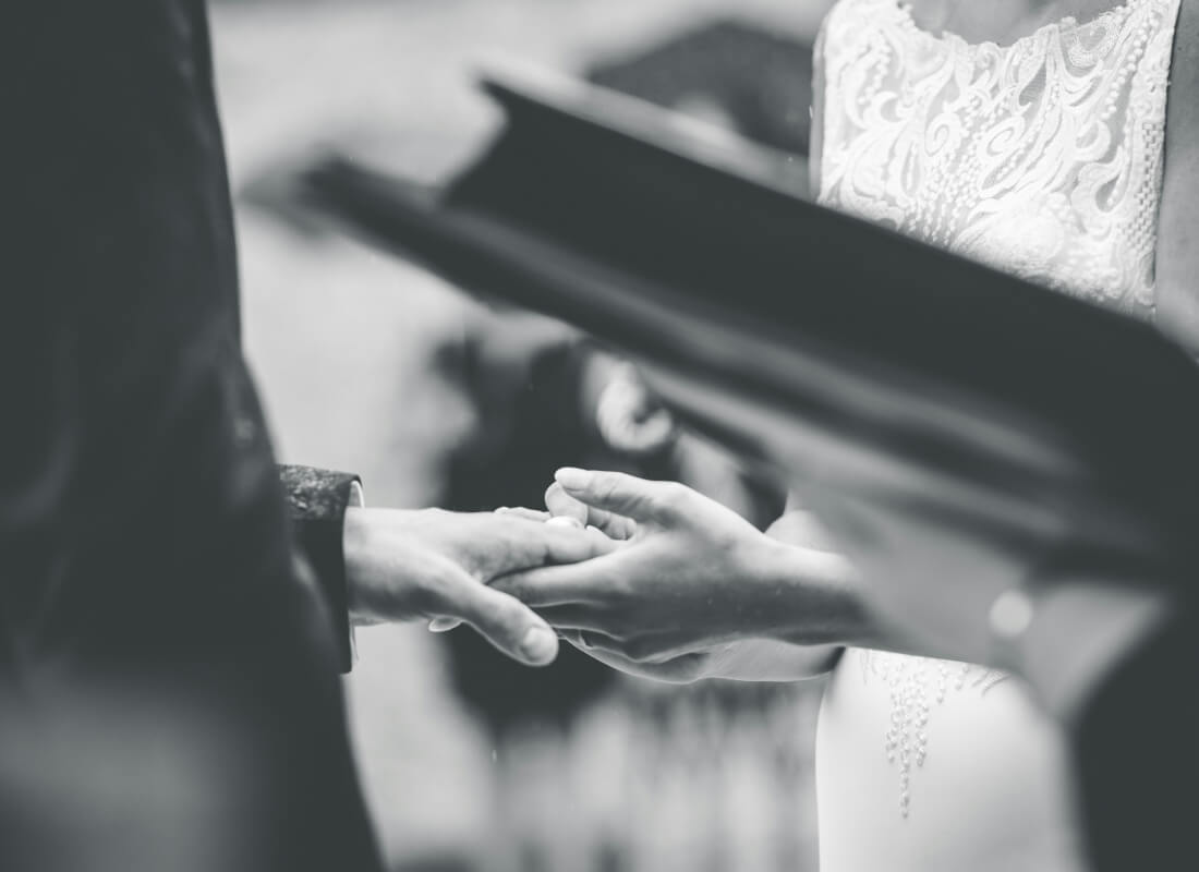 手を取り合う花嫁と花婿